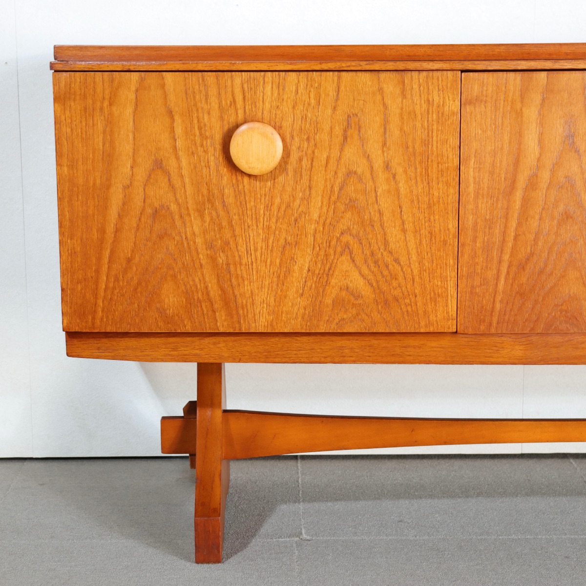 ビューティリティbeautilityサイドボード。チーク材の木目が穏やかに浮かぶ北欧ヴィンテージ。上質な一台。