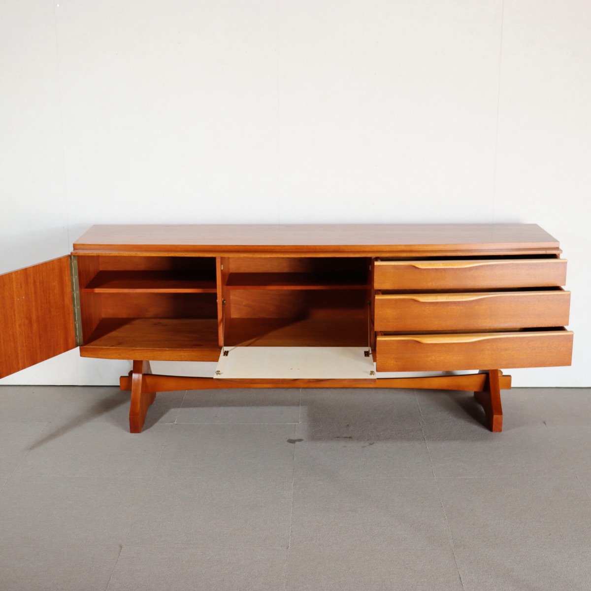 ビューティリティbeautilityサイドボード。チーク材の木目が穏やかに浮かぶ北欧ヴィンテージ。上質な一台。