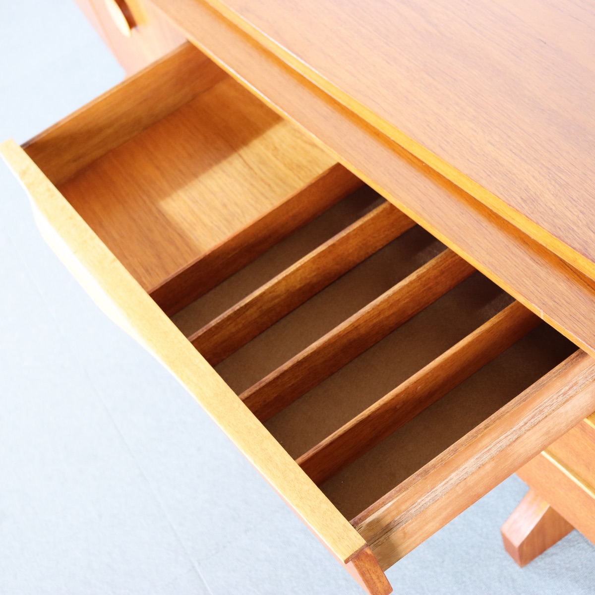 ビューティリティbeautilityサイドボード。チーク材の木目が穏やかに浮かぶ北欧ヴィンテージ。上質な一台。