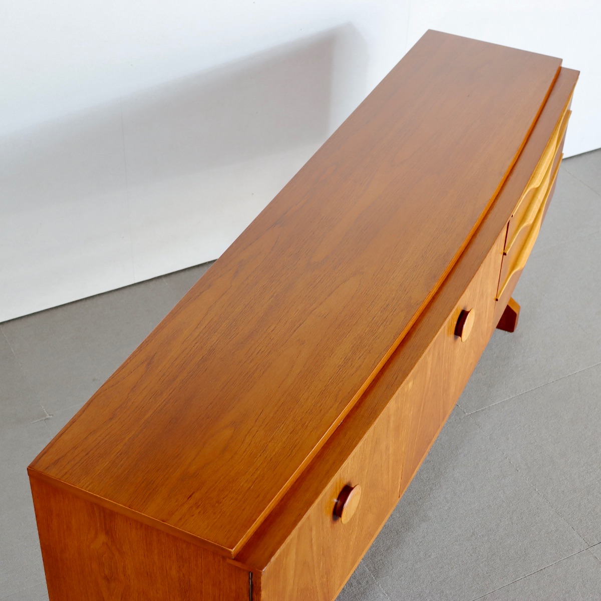 ビューティリティbeautilityサイドボード。チーク材の木目が穏やかに浮かぶ北欧ヴィンテージ。上質な一台。