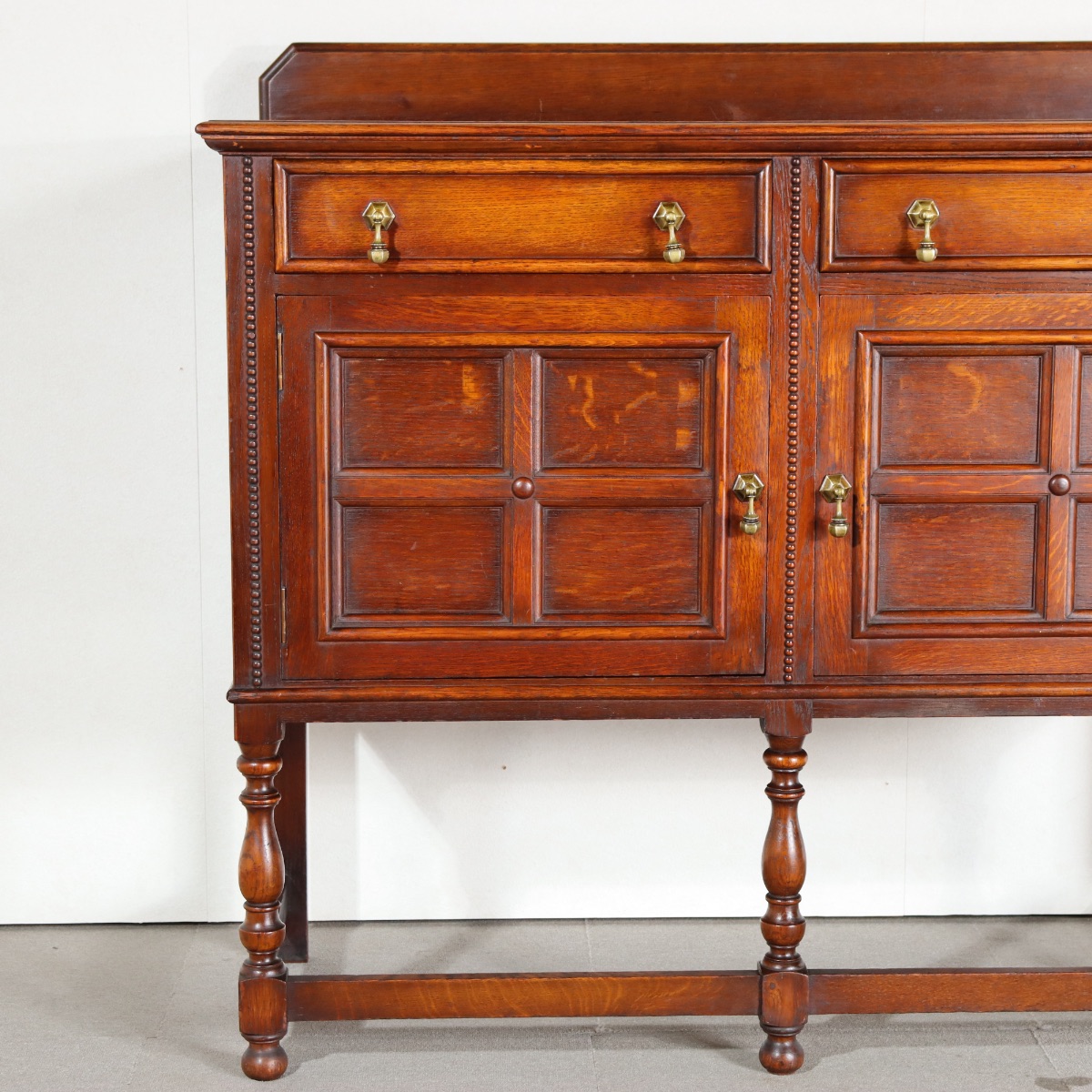 1930年代のサイドボード。オーク材の木目が静かな印象。