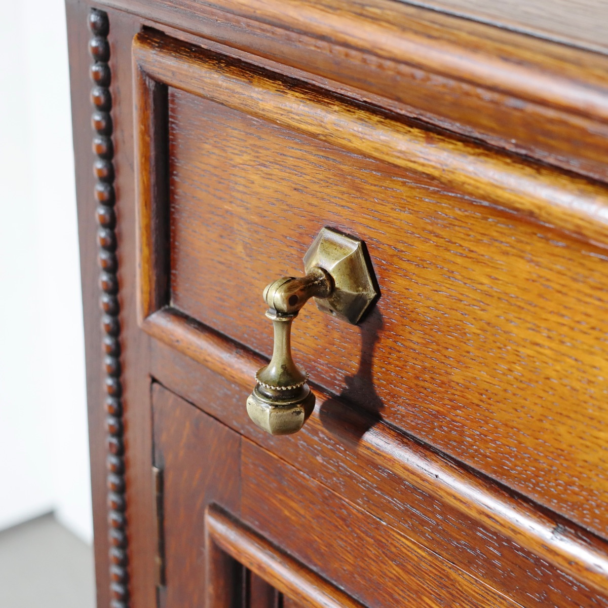 1930年代のサイドボード。オーク材の木目が静かな印象。