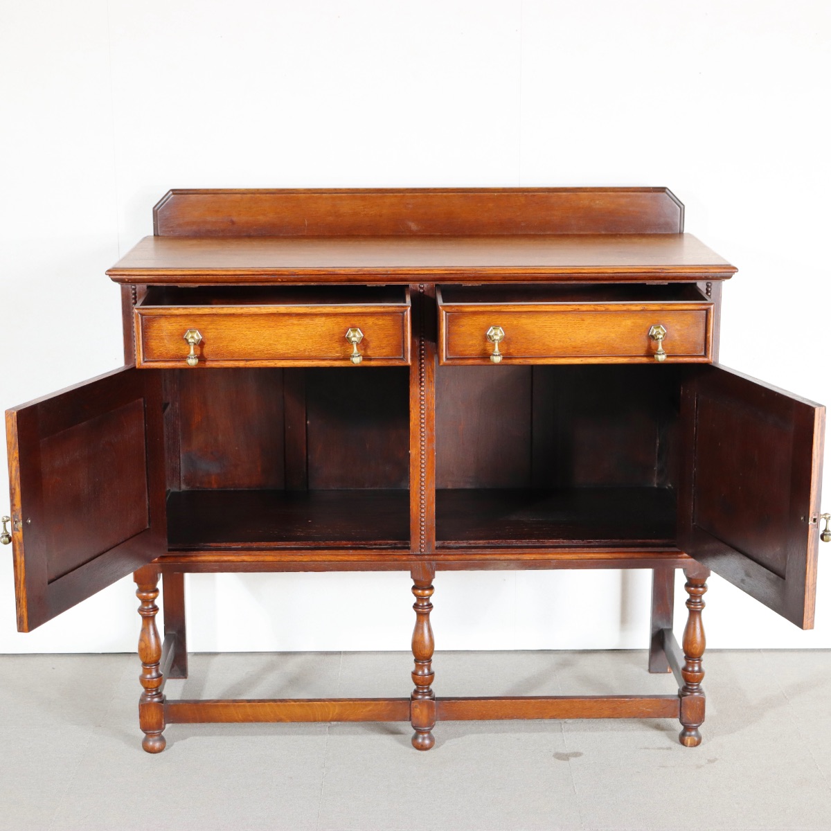 1930年代のサイドボード。オーク材の木目が静かな印象。