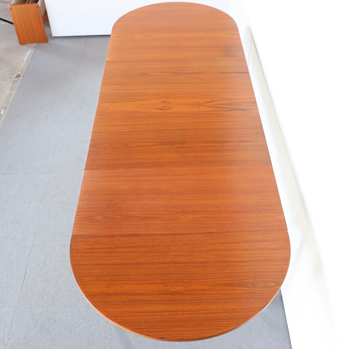 デンマーク製拡張式ダイニングテーブル。チーク材の木目が美しい北欧ヴィンテージ。時を重ねても輝きを失わない上質な一台。