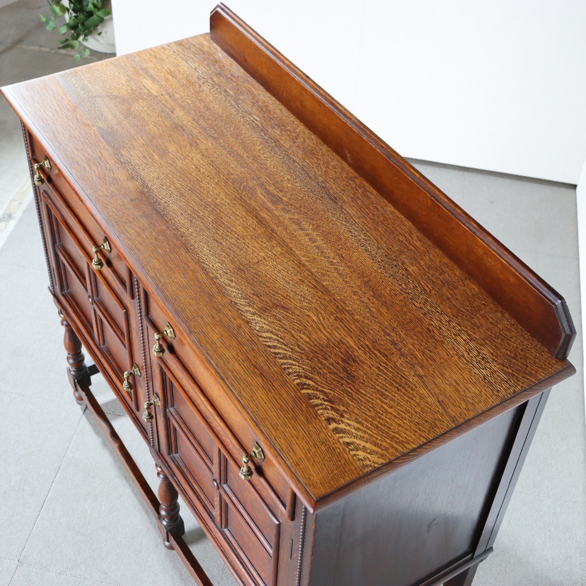 1930年代のサイドボード。オーク材の木目が静かな印象。