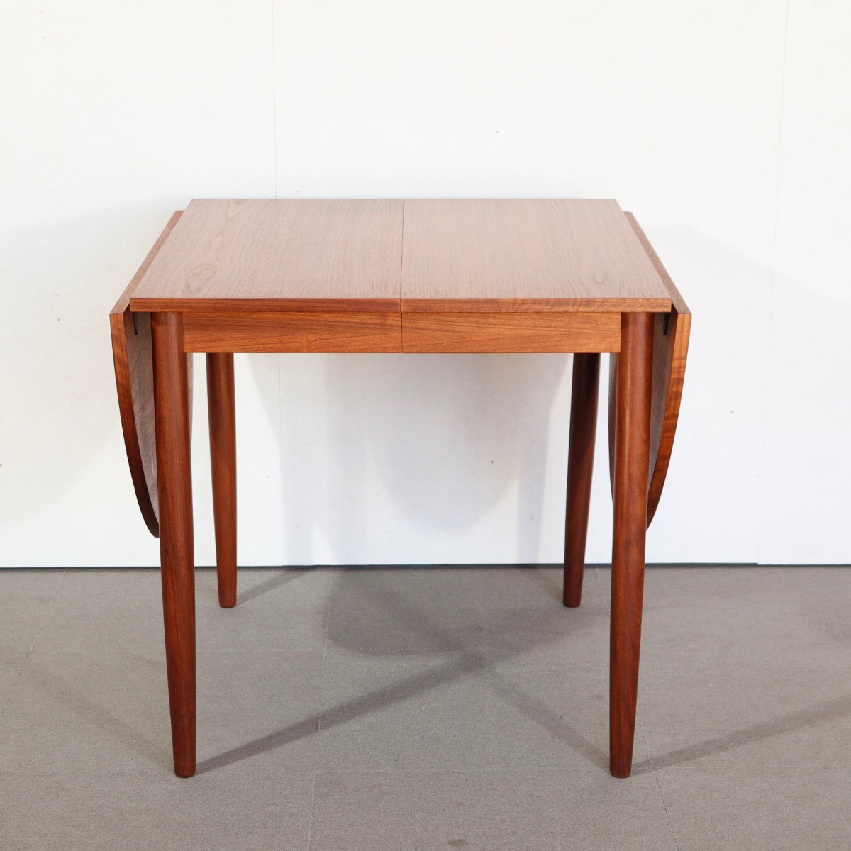デンマーク製拡張式ダイニングテーブル。チーク材の木目が美しい北欧ヴィンテージ。時を重ねても輝きを失わない上質な一台。