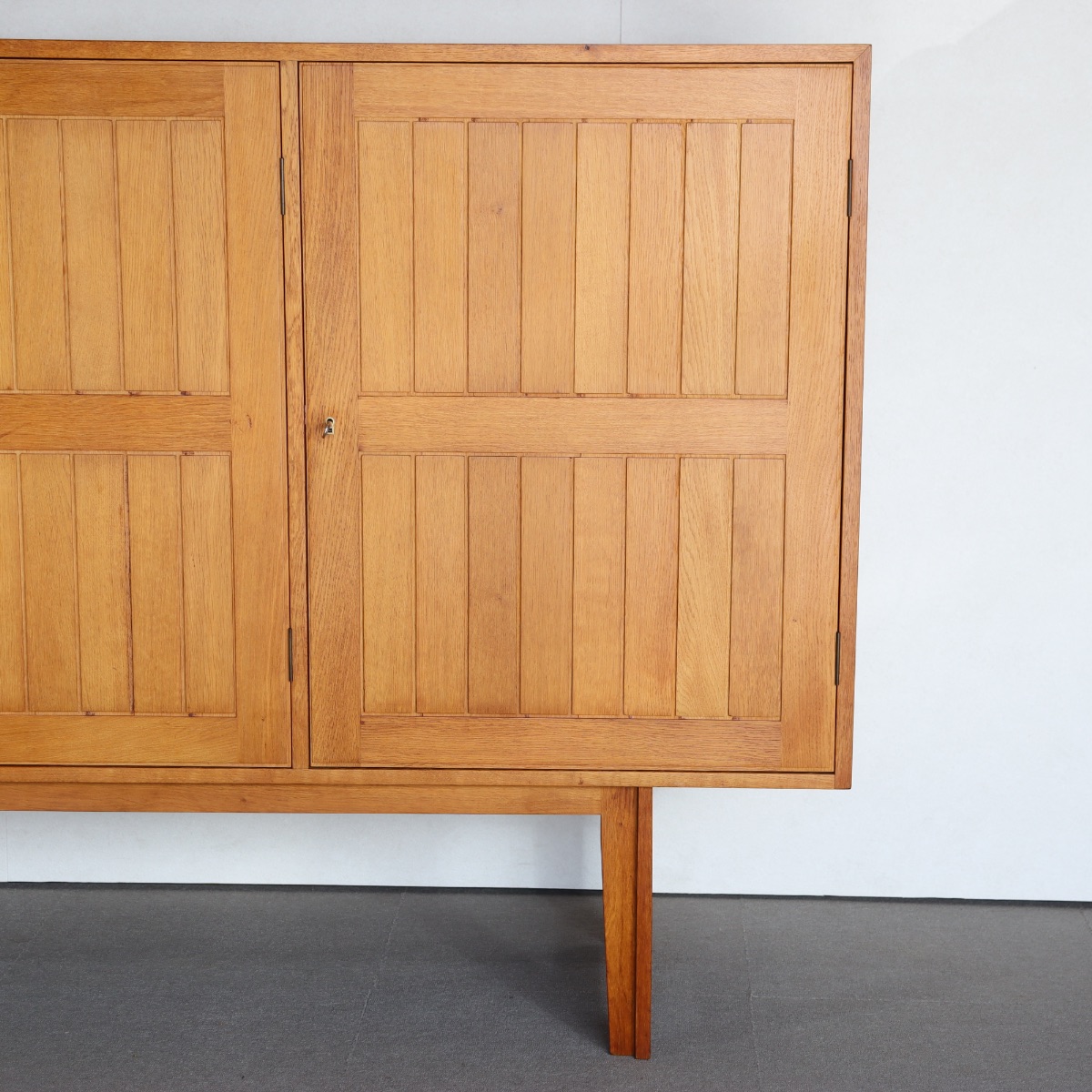 カート・ウストヴィのサイドボード。