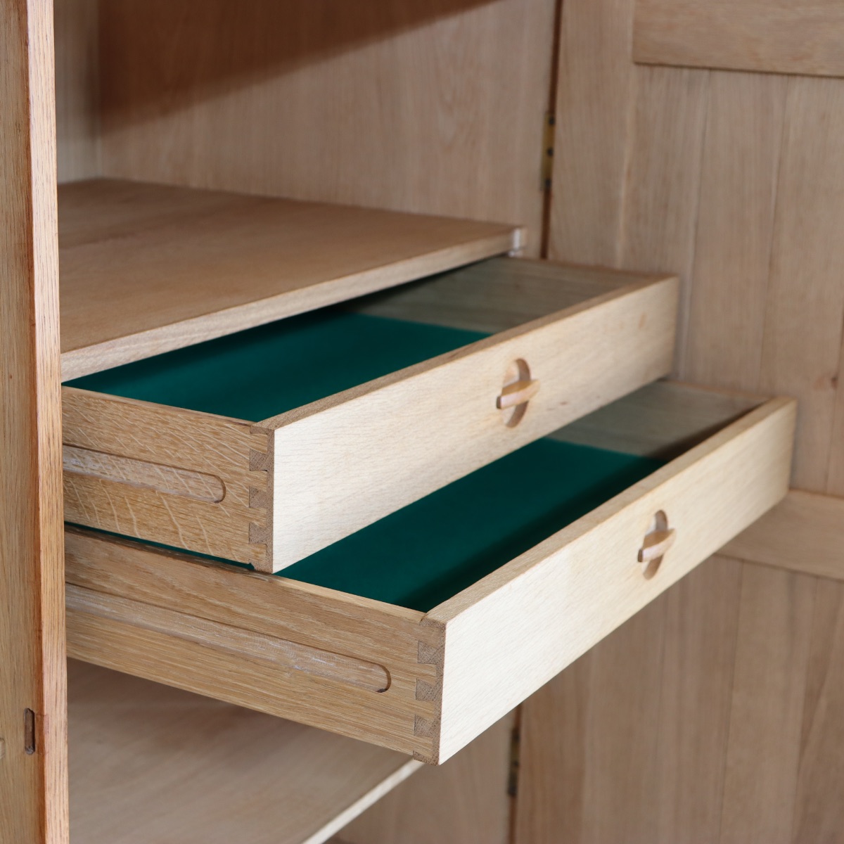 デンマーク製カート・ウストヴィによるサイドボード。深みある木目と柔らかな艶が魅力の北欧ヴィンテージ。オーク材の優しさが光る。