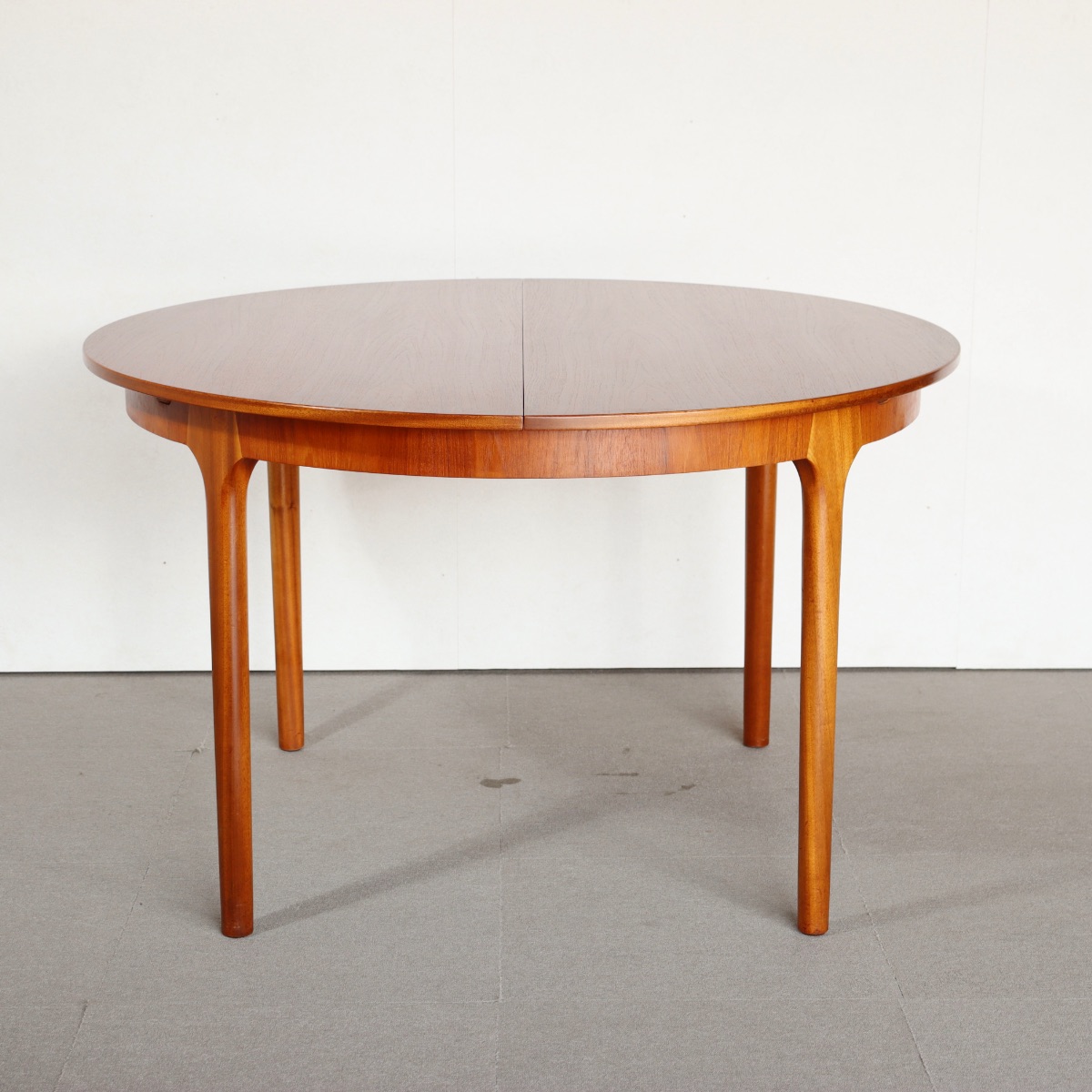 マッキントッシュMcIntoshラウンドダイニングテーブル。深みある艶を纏うチーク材北欧ヴィンテージ。落ち着いた美しさ。