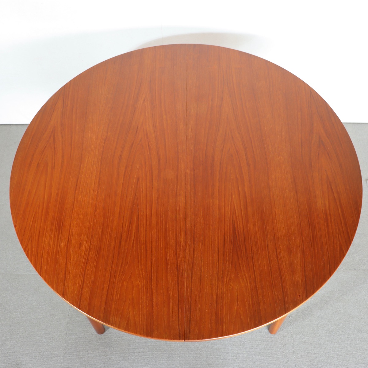 マッキントッシュMcIntoshラウンドダイニングテーブル。深みある艶を纏うチーク材北欧ヴィンテージ。落ち着いた美しさ。
