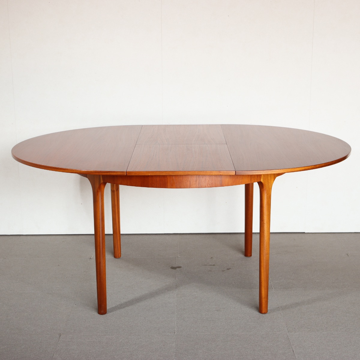 マッキントッシュMcIntoshラウンドダイニングテーブル。深みある艶を纏うチーク材北欧ヴィンテージ。落ち着いた美しさ。