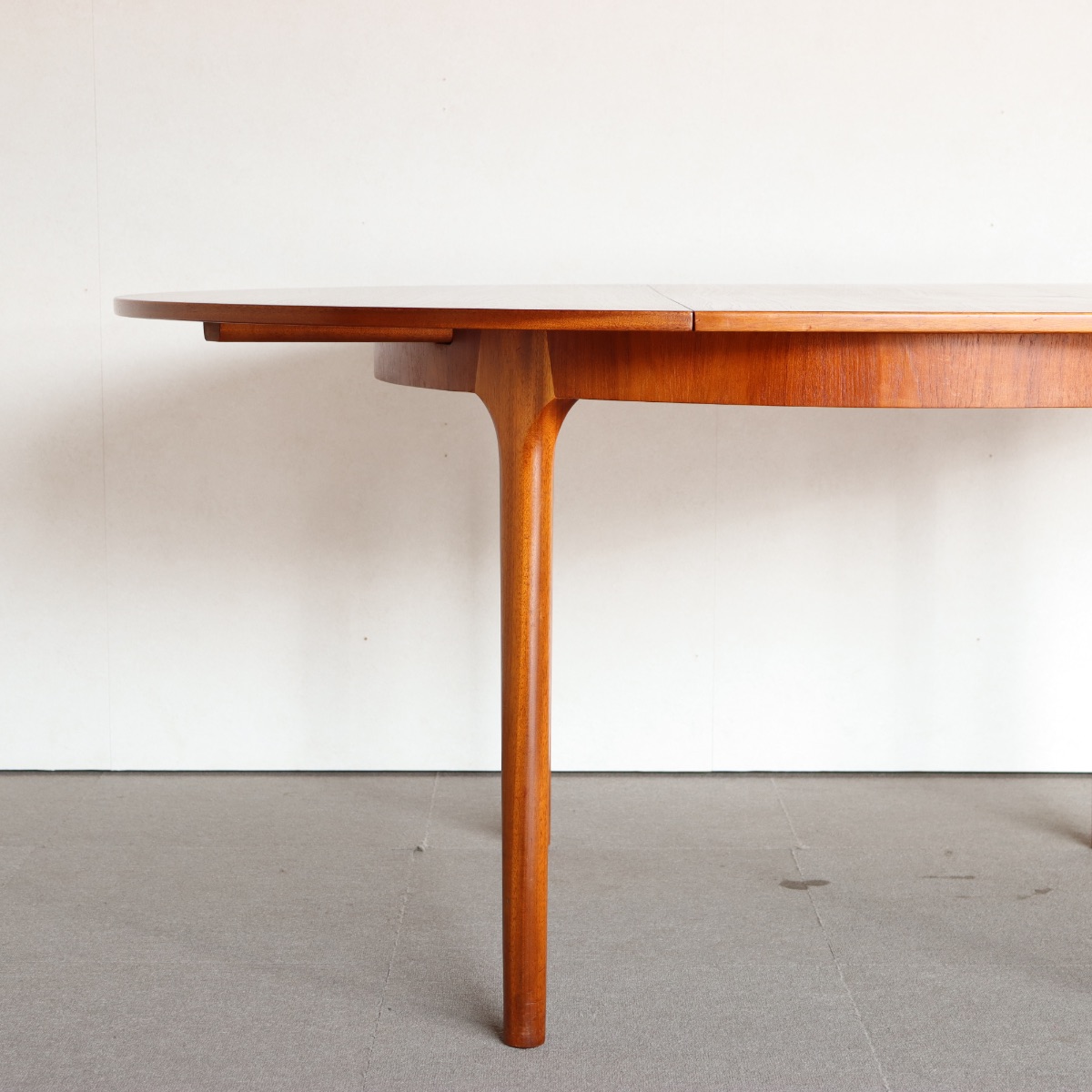 マッキントッシュMcIntoshラウンドダイニングテーブル。深みある艶を纏うチーク材北欧ヴィンテージ。落ち着いた美しさ。