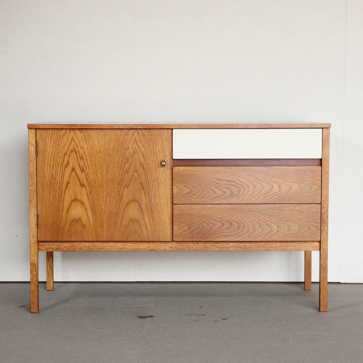 ジープランG-PLANキャビネット。 木の温もりが伝わるオーク材北欧ヴィンテージ。自然体の魅力。