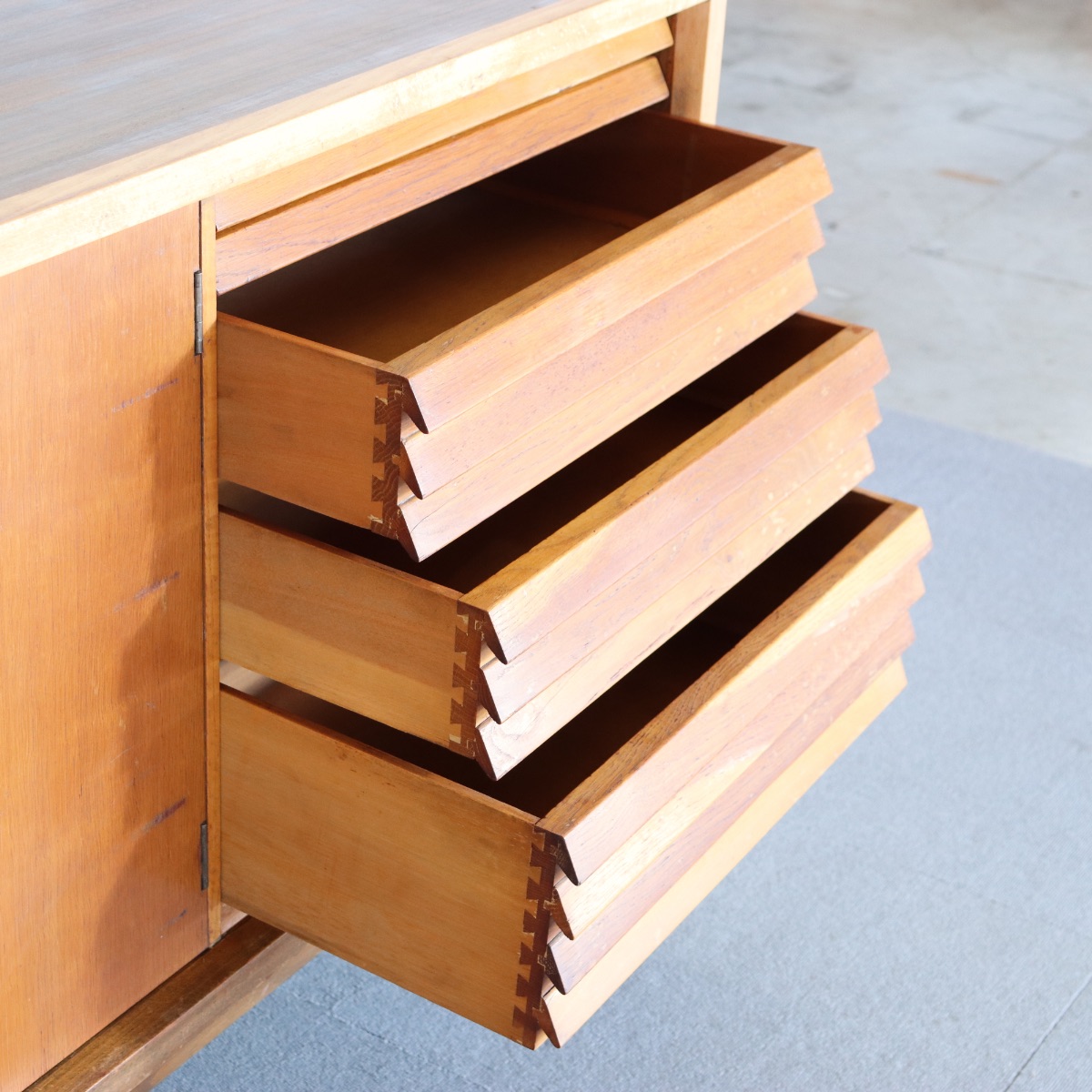 １９５０年代製サイドボード。オーク材の上品な木目が印象的なヴィンテージ。静かに時を刻む美しい家具。