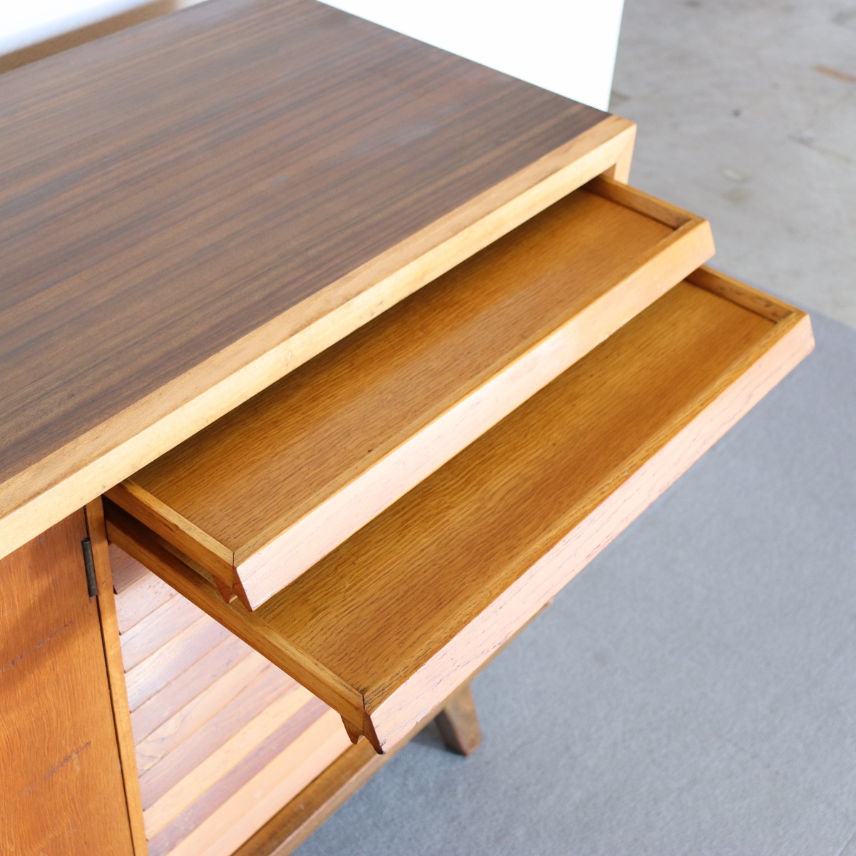 １９５０年代製サイドボード。オーク材の上品な木目が印象的なヴィンテージ。静かに時を刻む美しい家具。