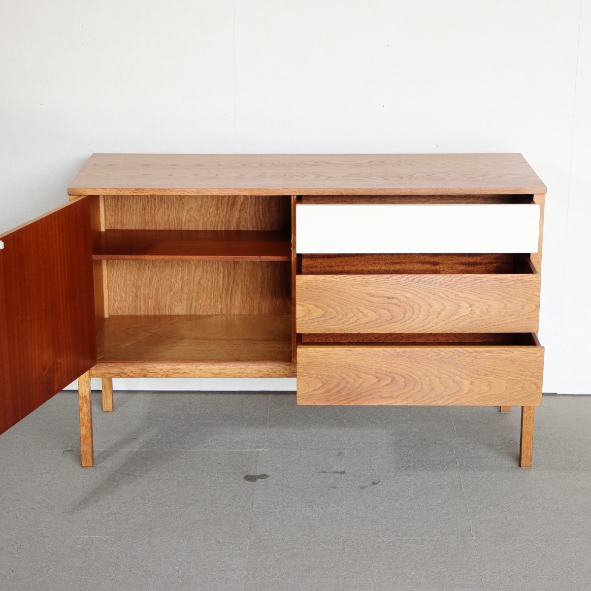 ジープランG-PLANキャビネット。 木の温もりが伝わるオーク材北欧ヴィンテージ。自然体の魅力。