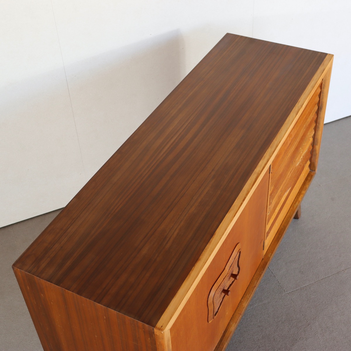 １９５０年代製サイドボード。オーク材の上品な木目が印象的なヴィンテージ。静かに時を刻む美しい家具。