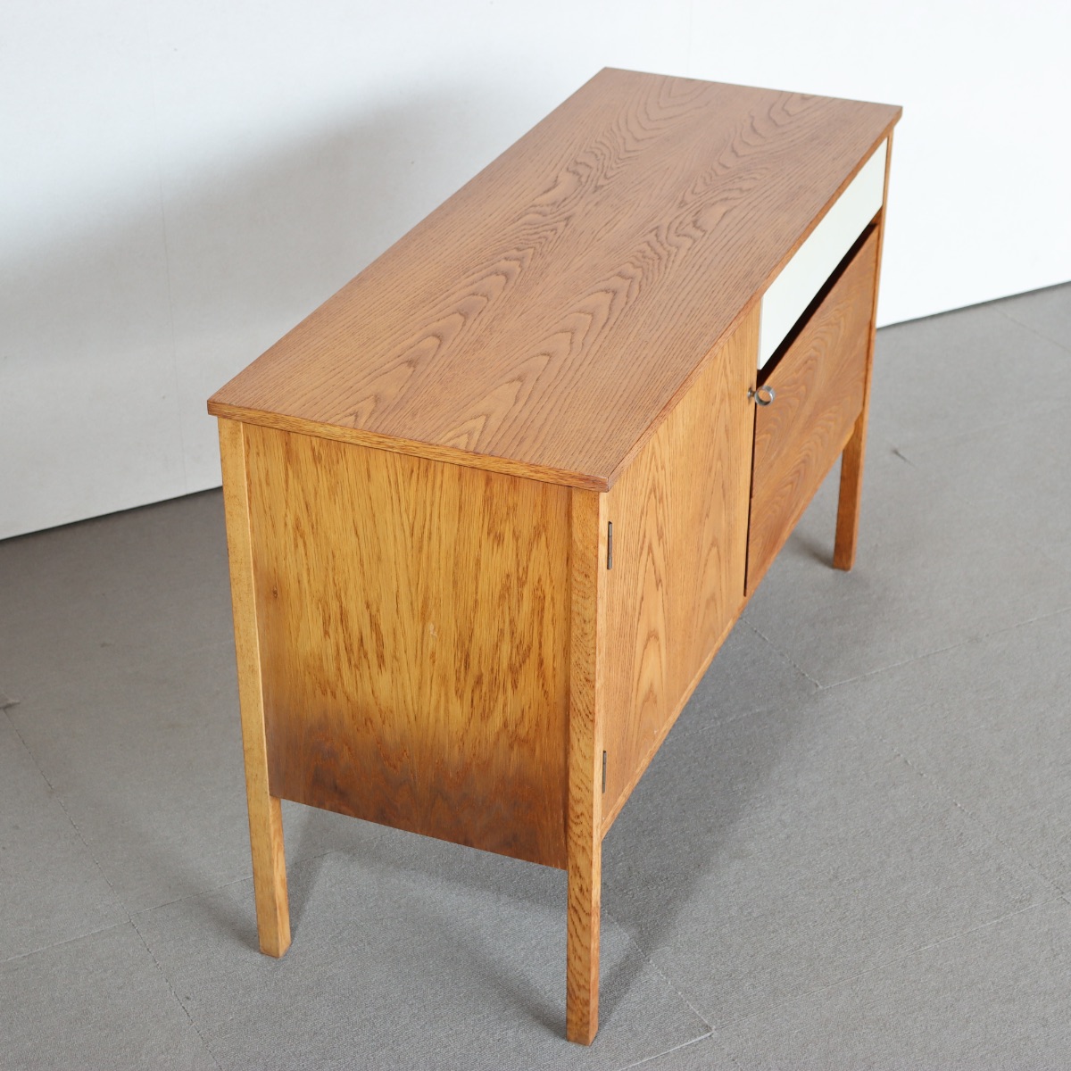 ジープランG-PLANキャビネット。 木の温もりが伝わるオーク材北欧ヴィンテージ。自然体の魅力。