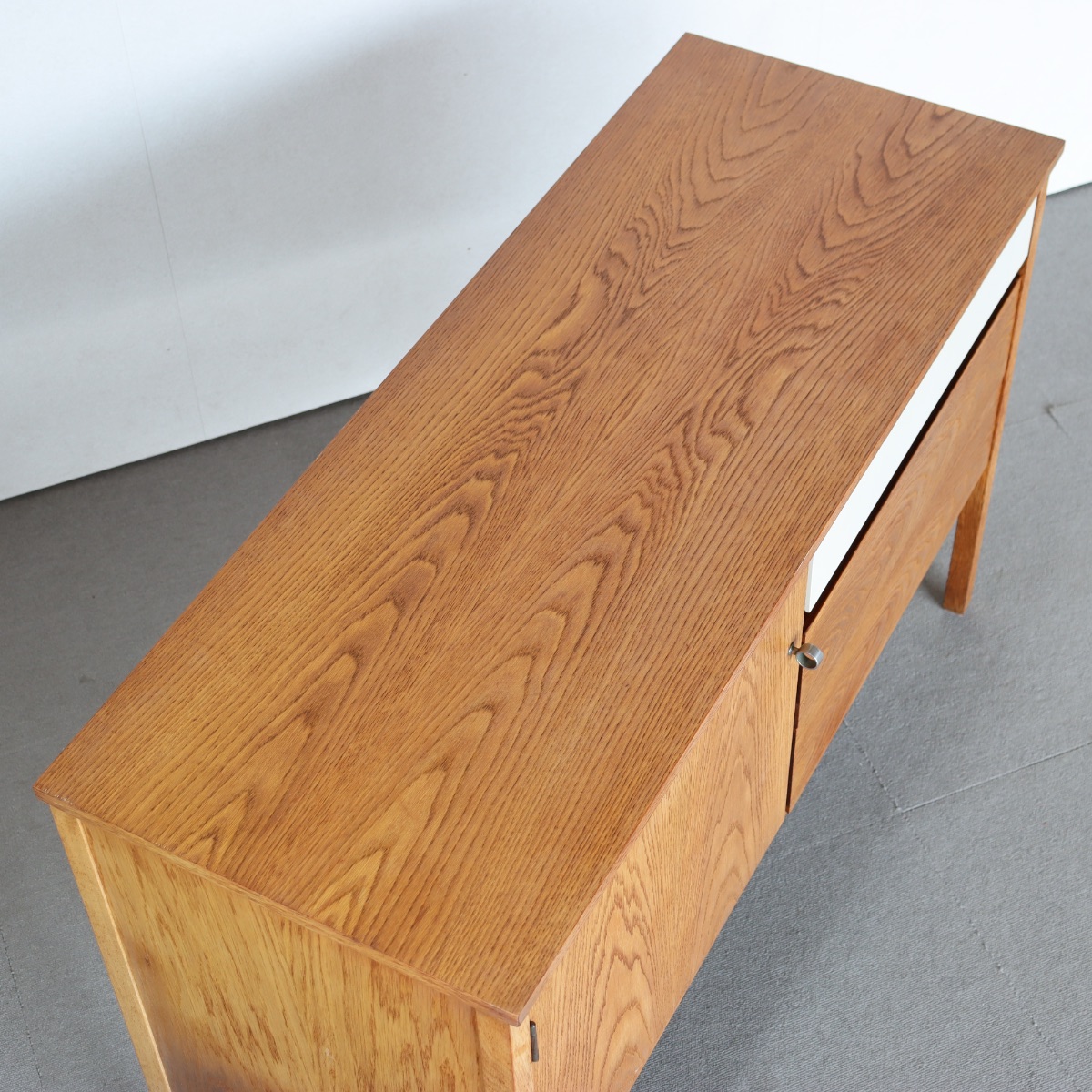 ジープランG-PLANキャビネット。 木の温もりが伝わるオーク材北欧ヴィンテージ。自然体の魅力。