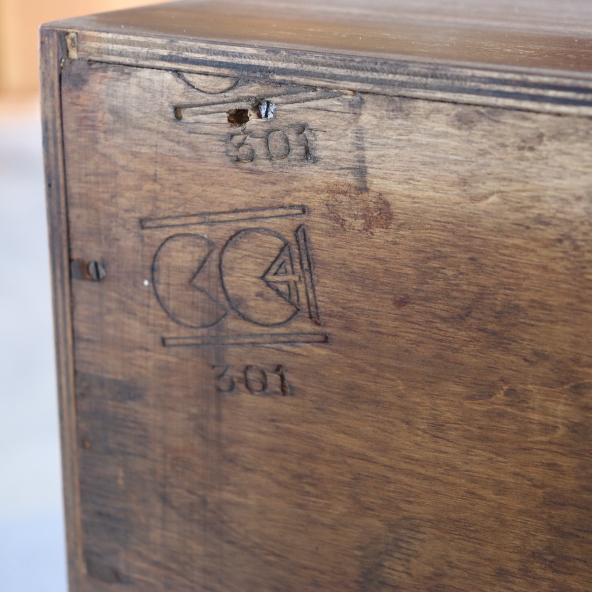 １９５０年代製サイドボード。オーク材の上品な木目が印象的なヴィンテージ。静かに時を刻む美しい家具。