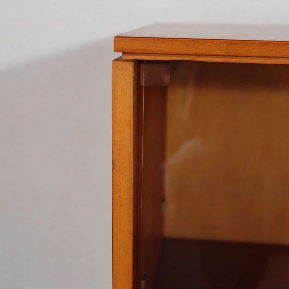 英国製ガラスブックケース。木の温もりを感じるチーク材の北欧ヴィンテージ。品のある佇まいが空間を包む。