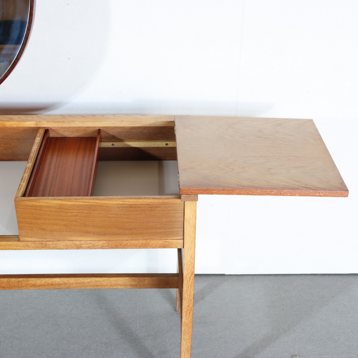 ジープランG-PLANドレッサー。オーク材の木目が穏やかに浮かぶ北欧ヴィンテージ。上質な一台。