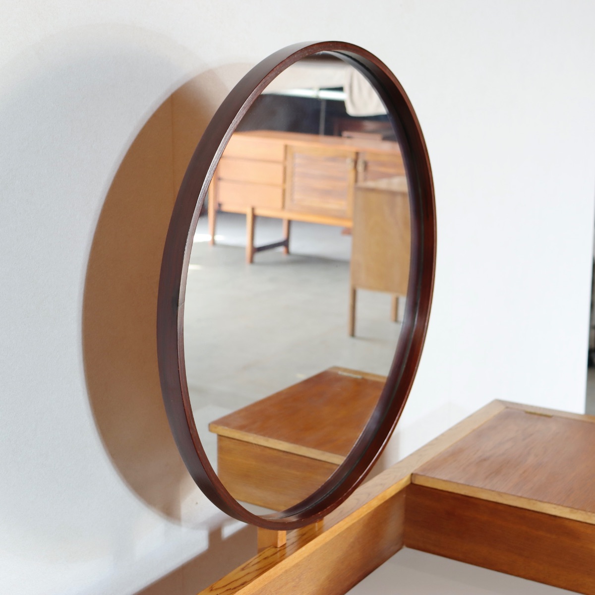 ジープランG-PLANドレッサー。オーク材の木目が穏やかに浮かぶ北欧ヴィンテージ。上質な一台。