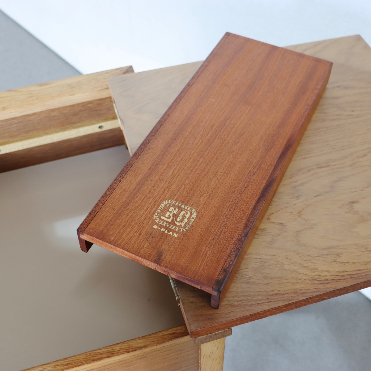 ジープランG-PLANドレッサー。オーク材の木目が穏やかに浮かぶ北欧ヴィンテージ。上質な一台。