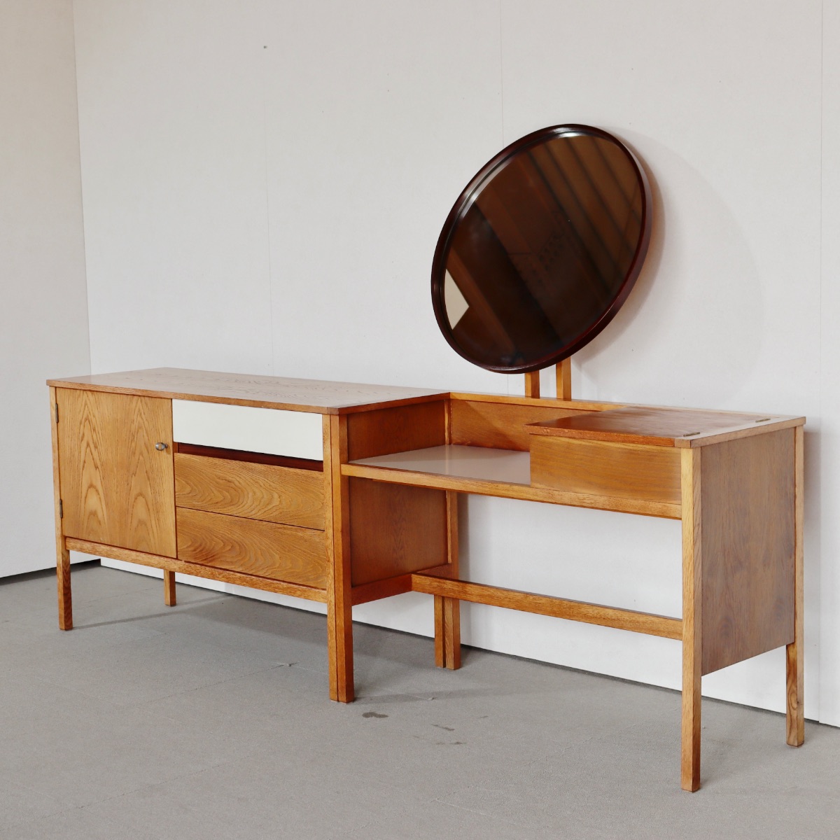 ジープランG-PLANキャビネット。 木の温もりが伝わるオーク材北欧ヴィンテージ。自然体の魅力。