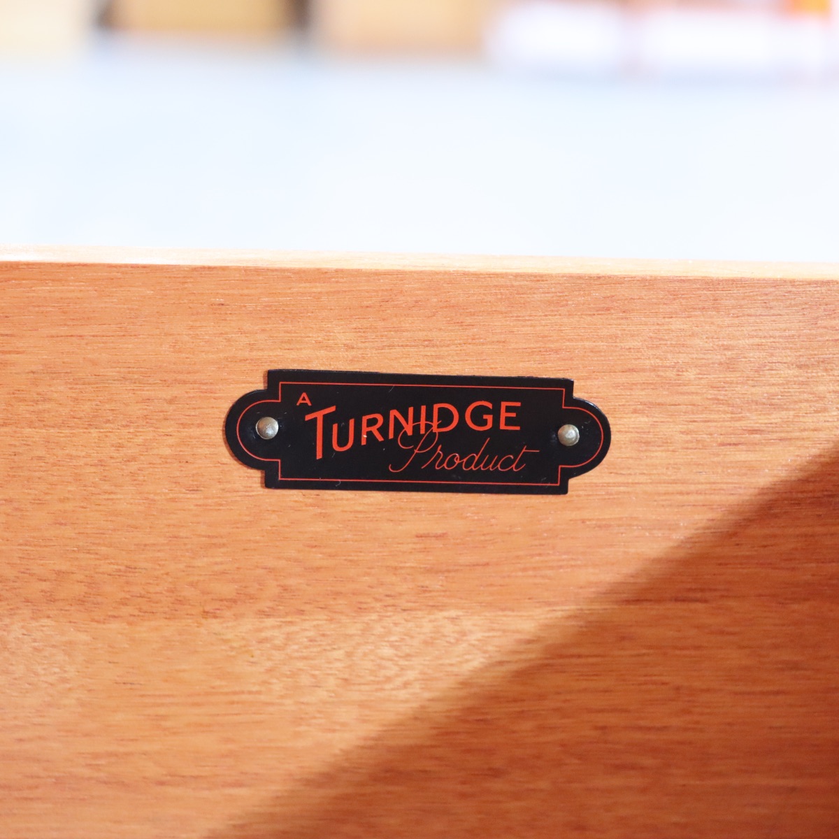 ターニッジTURNIDGE製ショーケース。柔らかな木肌が魅力のチーク材北欧ヴィンテージ。日常に穏やかな艶を添える。