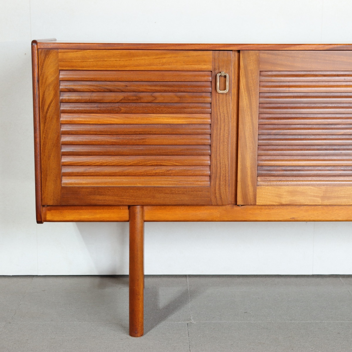 マッキントッシュのサイドボード。深みある艶を纏うチーク材北欧ヴィンテージ。落ち着いた美しさ。