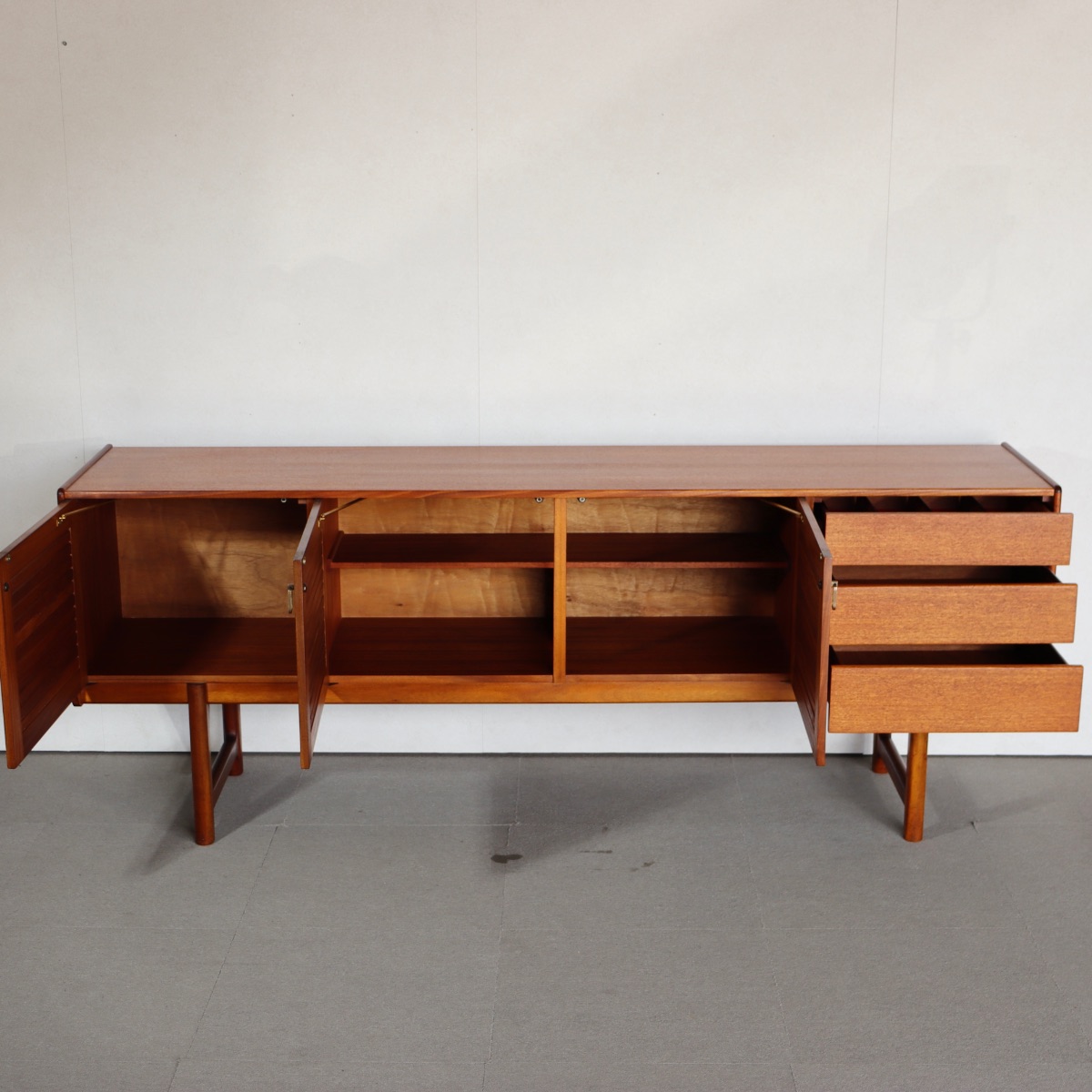 マッキントッシュのサイドボード。深みある艶を纏うチーク材北欧ヴィンテージ。落ち着いた美しさ。