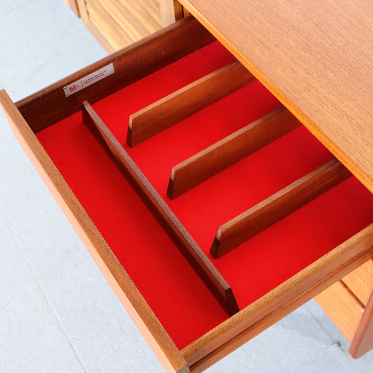 マッキントッシュのサイドボード。深みある艶を纏うチーク材北欧ヴィンテージ。落ち着いた美しさ。