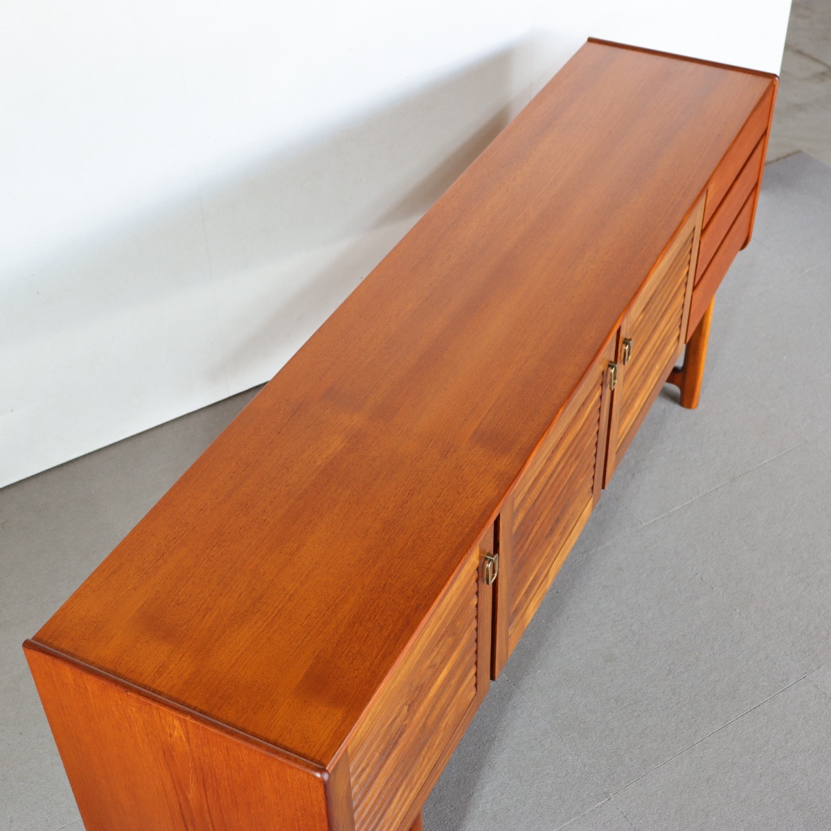 マッキントッシュのサイドボード。深みある艶を纏うチーク材北欧ヴィンテージ。落ち着いた美しさ。