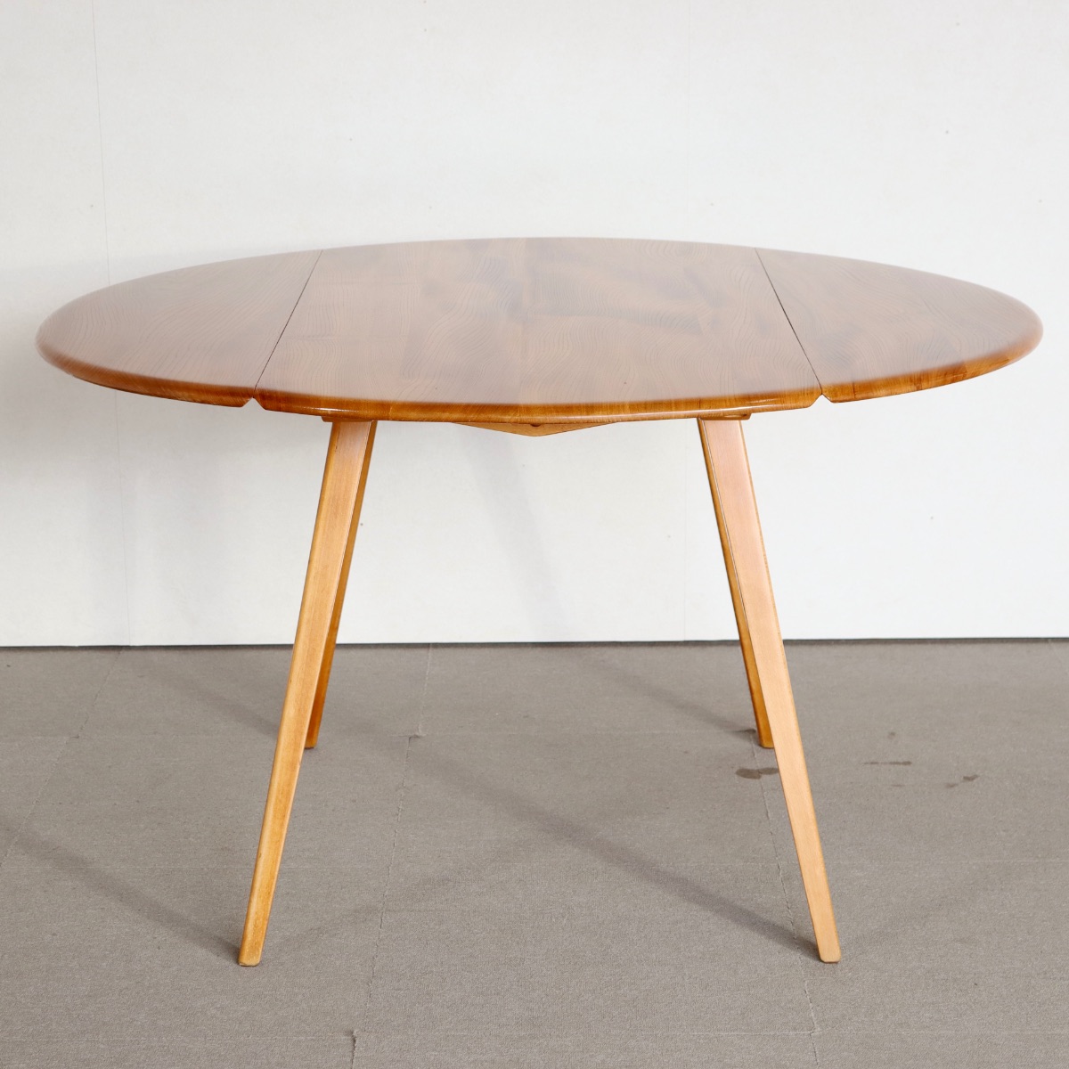 アーコールのダイニングテーブル。 木の質感が心地よい北欧ヴィンテージ。穏やかな佇まい。