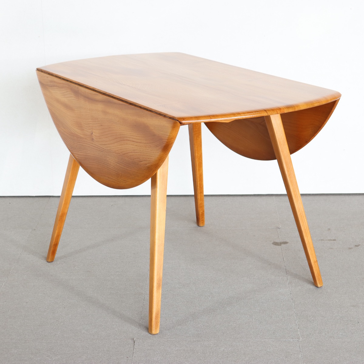 アーコールのダイニングテーブル。 木の質感が心地よい北欧ヴィンテージ。穏やかな佇まい。