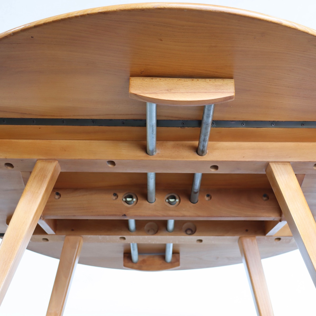 アーコールのダイニングテーブル。 木の質感が心地よい北欧ヴィンテージ。穏やかな佇まい。