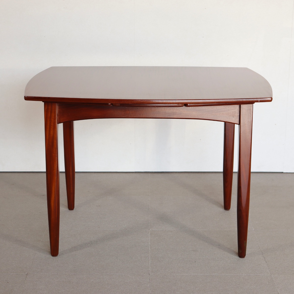 エリオッツオブニューベリーのダイニングテーブル。木材の自然な色合いが魅力の北欧ヴィンテージ。静かな存在。