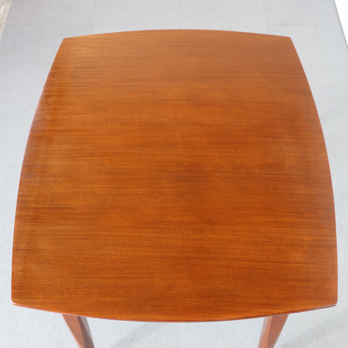 エリオッツオブニューベリーのダイニングテーブル。木材の自然な色合いが魅力の北欧ヴィンテージ。静かな存在。