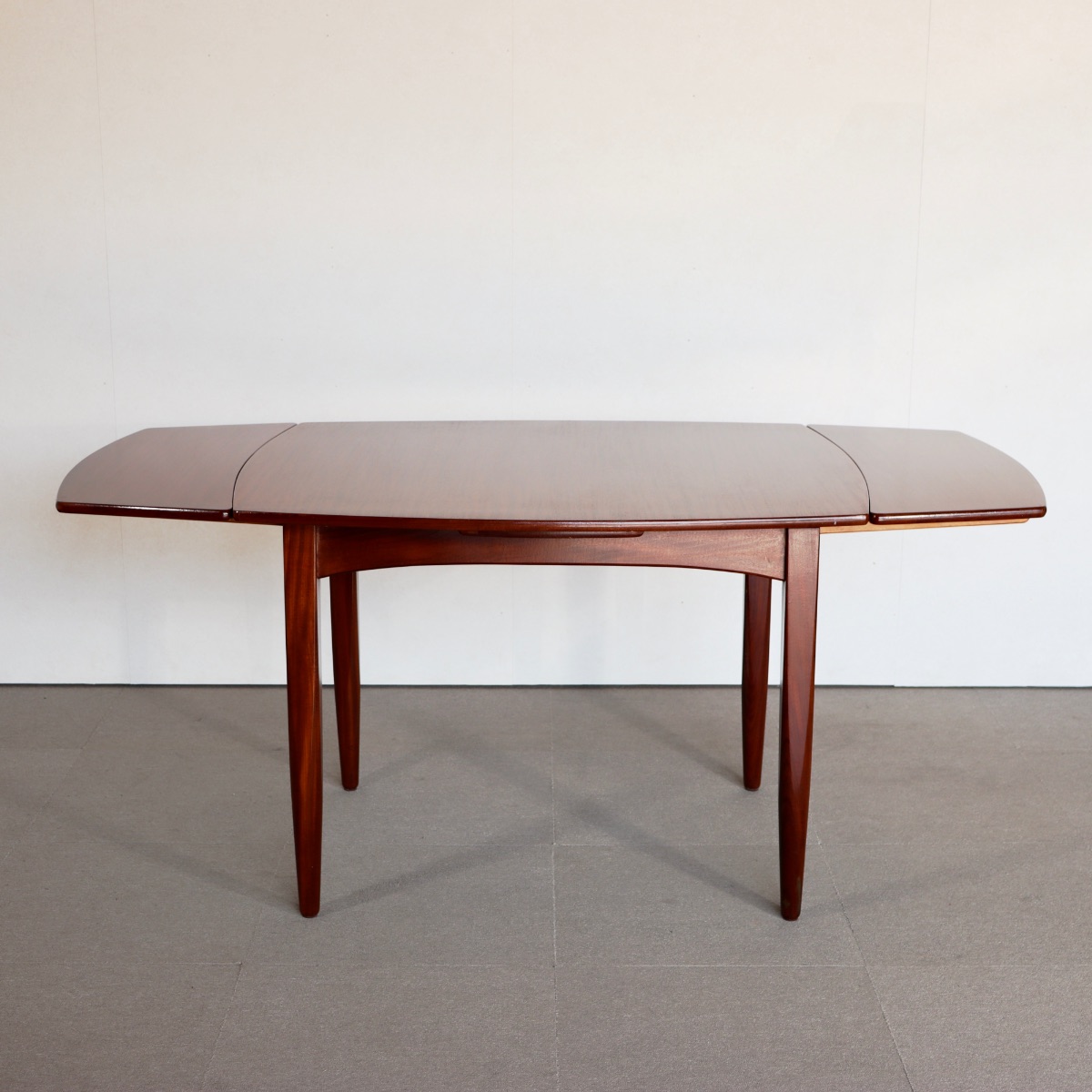 エリオッツオブニューベリーのダイニングテーブル。木材の自然な色合いが魅力の北欧ヴィンテージ。静かな存在。