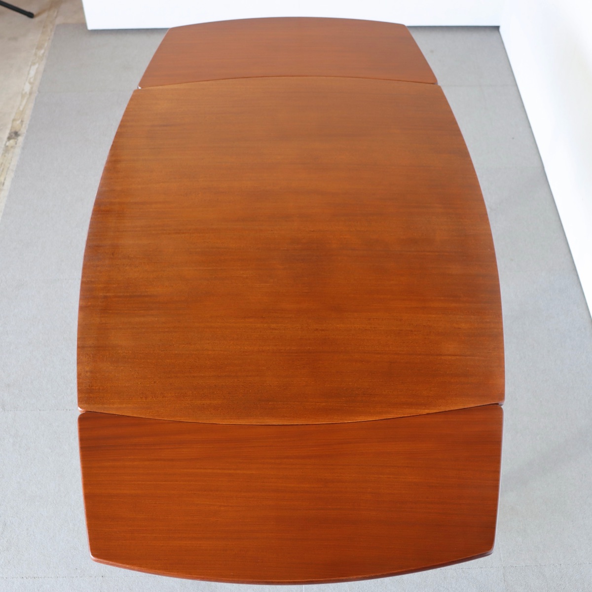 エリオッツオブニューベリーのダイニングテーブル。木材の自然な色合いが魅力の北欧ヴィンテージ。静かな存在。