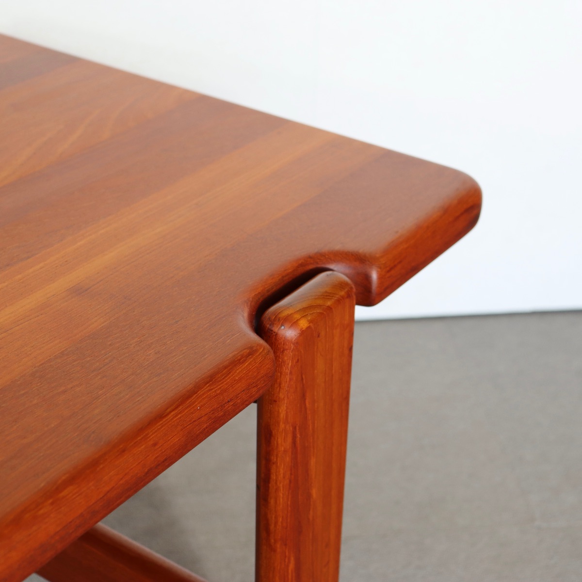 デンマーク製コーヒーテーブル。穏やかなチークの木目が美しい北欧ヴィンテージ。時間が磨いた艶が印象的。