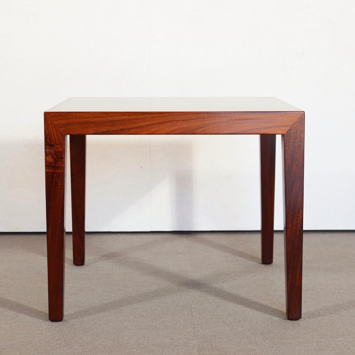 デンマーク製コーヒーテーブル。チーク材の木目が織りなす表情が魅力の北欧ヴィンテージ。経年の味わいを楽しめる。