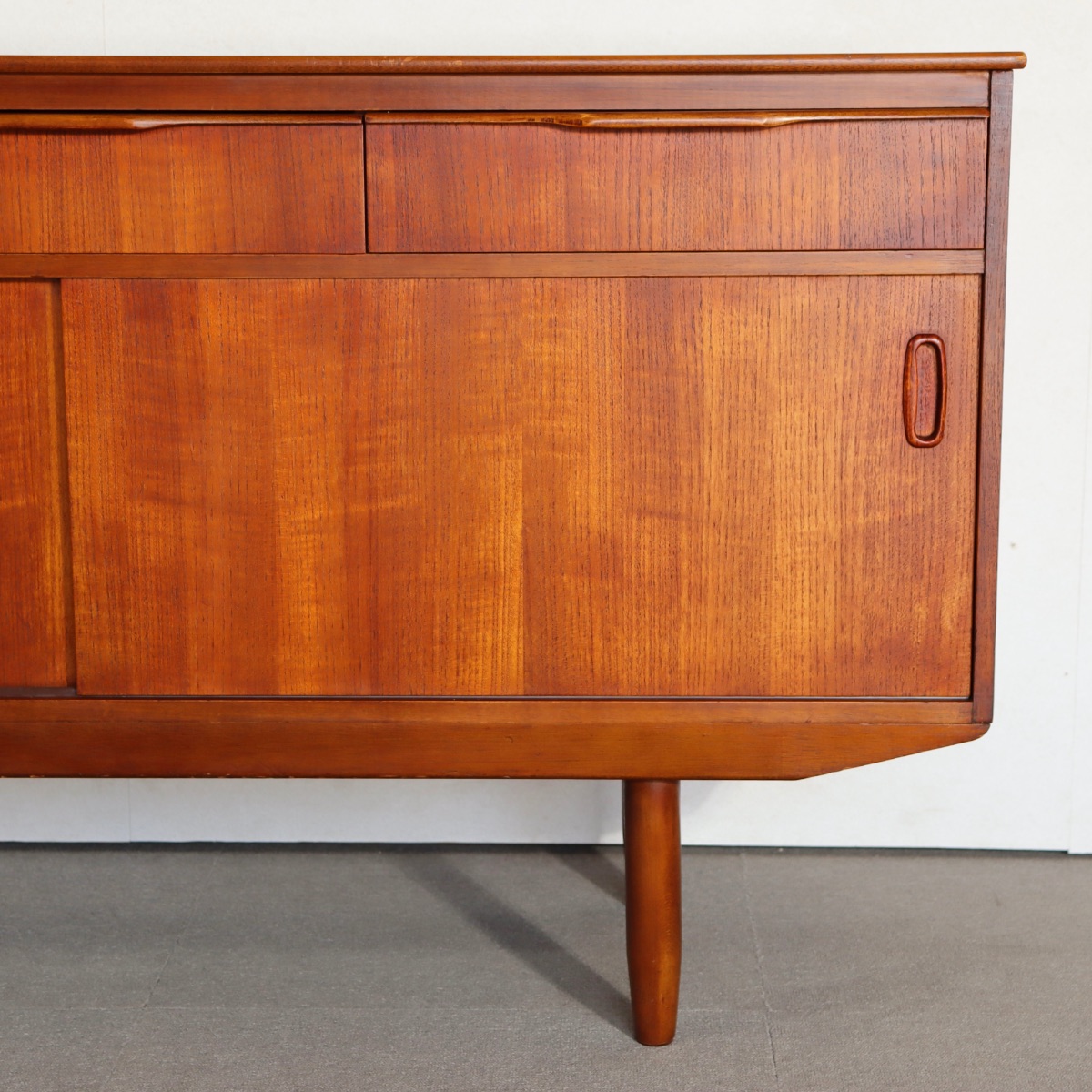 サイドボード。チーク材の木目がやさしく映える北欧ヴィンテージ。品のある空気感。