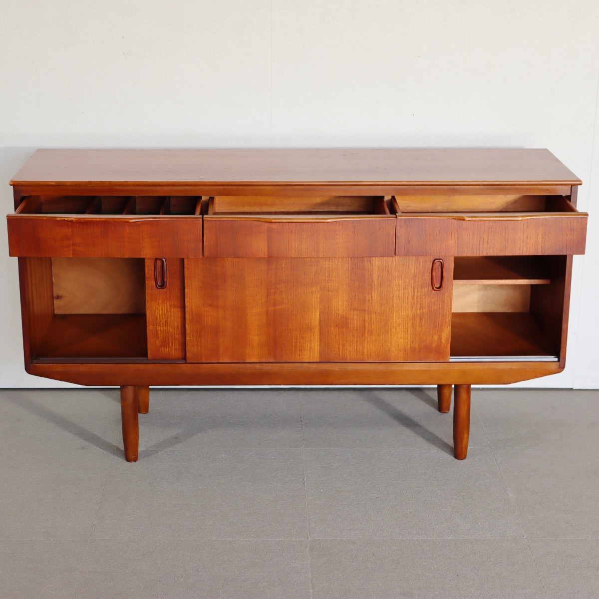 サイドボード。チーク材の木目がやさしく映える北欧ヴィンテージ。品のある空気感。