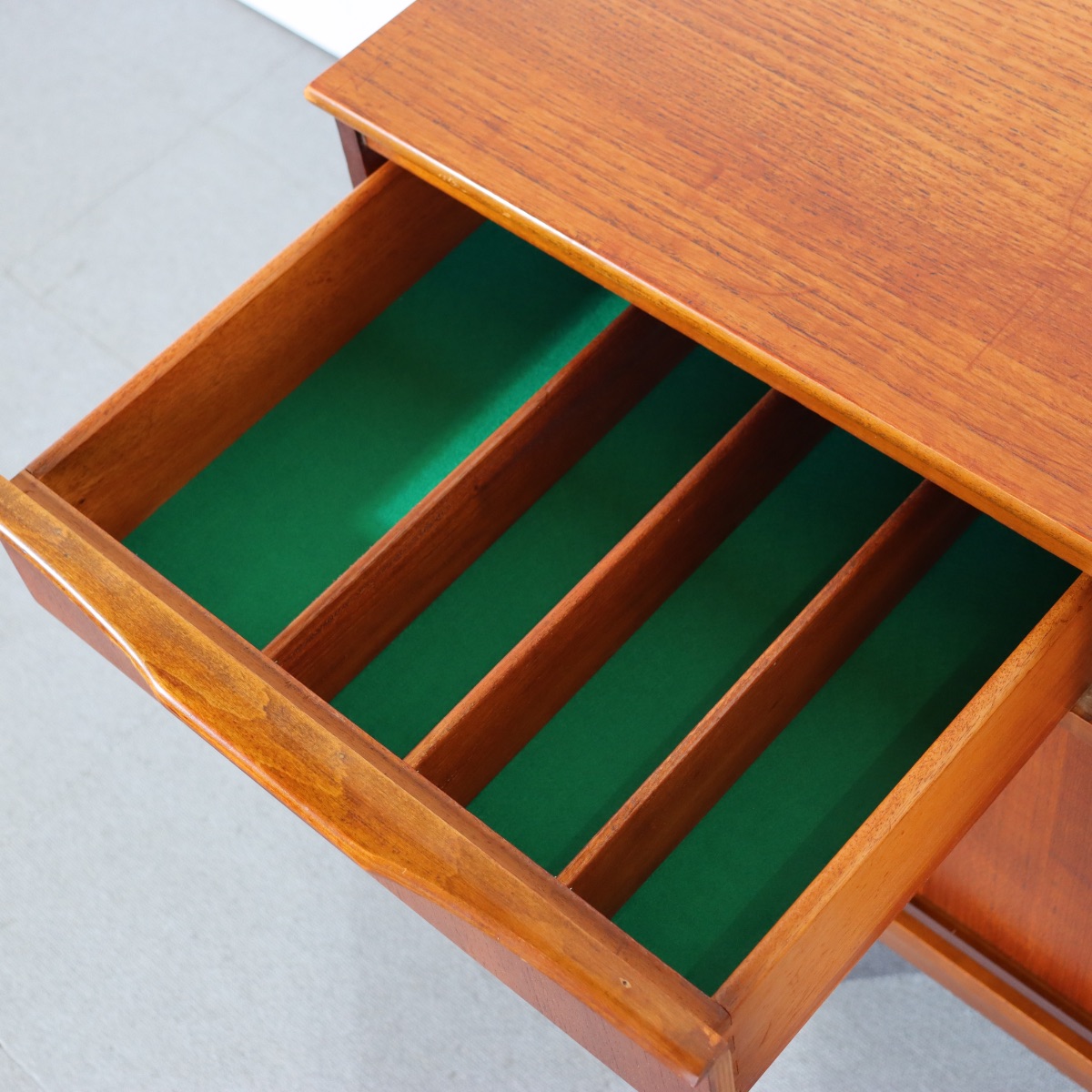 サイドボード。チーク材の木目がやさしく映える北欧ヴィンテージ。品のある空気感。