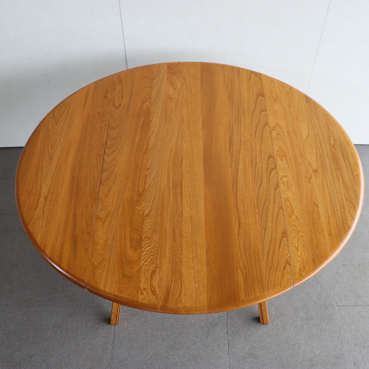 アーコールERCOLのダイニングテーブル