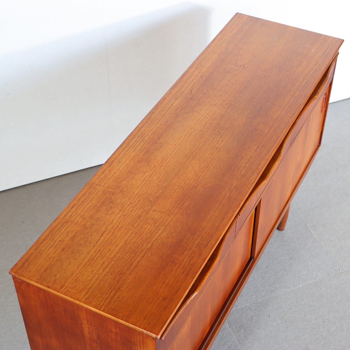 サイドボード。チーク材の木目がやさしく映える北欧ヴィンテージ。品のある空気感。