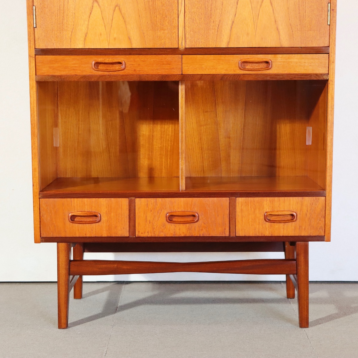 キャビネット。深い色味と艶が美しいチーク材北欧ヴィンテージ。落ち着いた印象。