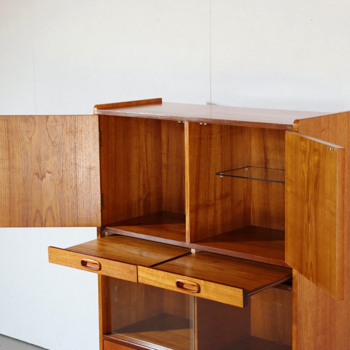 キャビネット。深い色味と艶が美しいチーク材北欧ヴィンテージ。落ち着いた印象。